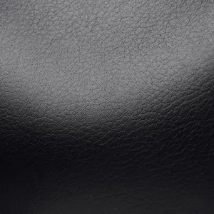 Vue macro du cuir grainé noir et de la texture de ce sac seau élégant de haute qualité