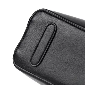 Vue macro du fond du sac seau en cuir noir grainé avec couture ovale renforcée