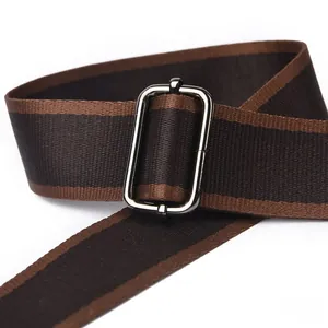 Détail de la bandoulière en nylon rayé marron avec boucle métallique ajustable