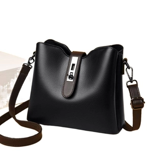 Sac seau en cuir noir à motif litchi avec bandoulière marron et boucle argent