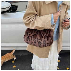 Détail d'un sac à main en fausse fourrure léopard avec bandoulière en chaîne métallique fine