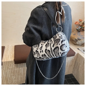 Détail d'un sac à bandoulière en fausse fourrure léopard avec chaîne et lanière noire