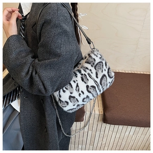 Détail du sac bandoulière en peluche léopard avec bandoulière cuir et chaîne argentée