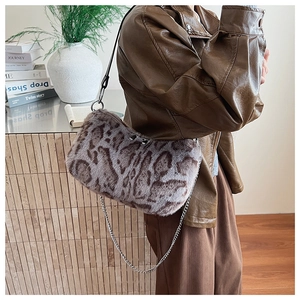 Sac bandoulière en fausse fourrure léopard avec chaîne dorée et lanière sur un modèle