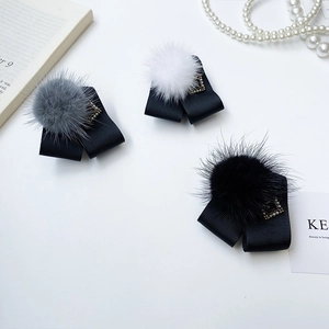 Vue détaillée de barrettes élégantes avec pompons en fausse fourrure et perles