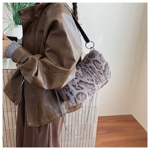 Détail du sac bandoulière en fausse fourrure léopard avec chaîne en métal et fermeture