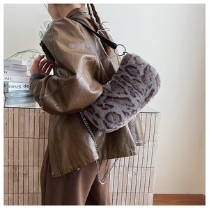 Détail du sac bandoulière en peluche imprimé animal avec chaîne et poignée cuir