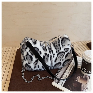 Détail du sac bandoulière en fausse fourrure léopard avec chaîne argentée et sangle