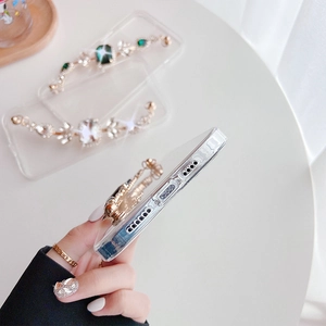 Dettaglio custodia iPhone di lusso con bracciale in pietre e ritagli per porte precisi