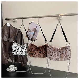 Sacs portés épaule en peluche léopard avec texture fausse fourrure et chaînettes