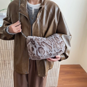 Sac à bandoulière en fausse fourrure léopard pour femme avec chaîne argentée tendance