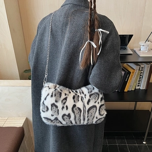 Sac à bandoulière rétro en fausse fourrure léopard avec chaîne argentée porté à l'épaule