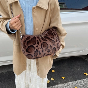 Sac bandoulière chic en fausse fourrure léopard avec chaîne argentée pour femme mode