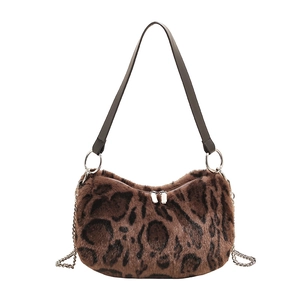 Sac à épaule en fausse fourrure léopard avec chaîne argentée sur fond blanc immaculé