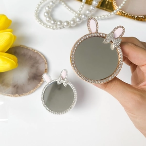 Détail du support miroir pliable pour téléphone avec oreilles de lapin et strass brillants