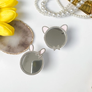 Gros plan du support téléphone miroir avec oreilles d'animaux et strass brillants rose