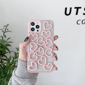 Rosafarbene matte iPhone-Hülle mit 3D-Prägeherzen und halbtransparenter Rückseite