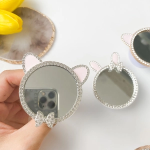 Détail d'un support miroir pliable pour téléphone avec strass et oreilles de lapin mignon