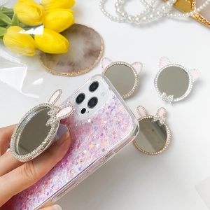 Détail d'une coque rose pailletée avec support miroir lapin strass et tulipes