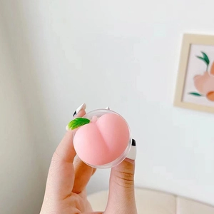 Gros plan d'un support de téléphone pêche 3D rose avec feuille verte sur fond blanc
