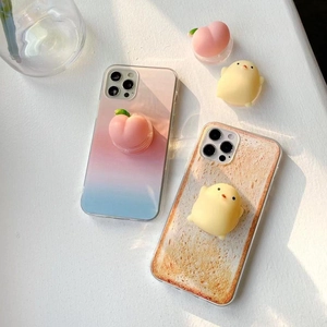Détail des supports 3D pêche et poussin sur coques dégradées et texture de pain