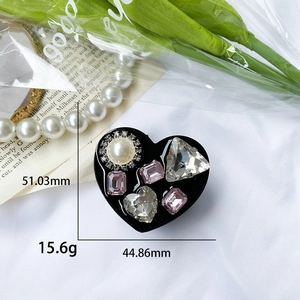 Detailed view of heart-shaped rhinestone phone grip with pearl inlay and dimensions