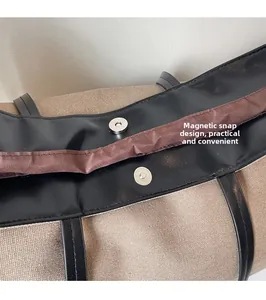 Dettaglio della borsa in tela con chiusura a scatto magnetica e finiture in pelle