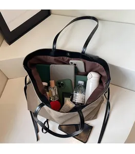 Interno spazioso della borsa tote in tela beige con laptop e accessori quotidiani