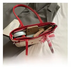 Vue de dessus du sac à main rétro ouvert montrant la capacité pour téléphone et maquillage