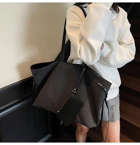 Dettaglio della borsa tote in tela grigia con coulisse e borsellino coordinato