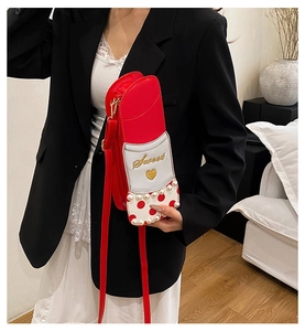 Détail du sac à bandoulière créatif en forme de rouge à lèvres avec perles