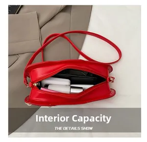 Vue intérieure montrant la capacité du sac bandoulière rouge avec rouge à lèvres