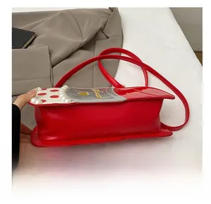 Vue détaillée du fond résistant et des perles décoratives de ce sac à main rouge vintage