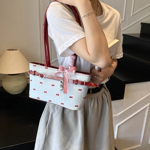 Sac oreiller à nœud rose en cuir blanc avec pois rouges pour un style estival élégant