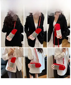 Détail d'un sac à bandoulière créatif en forme de rouge à lèvres avec des perles