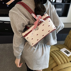 Sac à bandoulière crème avec nœud rose et pois rouges pour un style chic et printanier