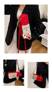Détail du sac à bandoulière en forme de rouge à lèvres avec broderie et perles