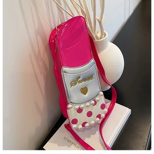 Détail du sac bandoulière en forme de rouge à lèvres avec cuir verni et perles