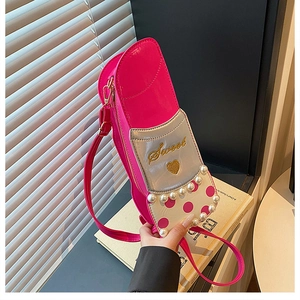 Détail du sac bandoulière en forme de rouge à lèvres avec perles et broderie