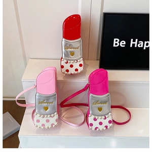 Détail de sacs bandoulière en forme de rouge à lèvres avec finitions perles