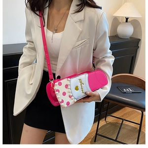 Détail du sac bandoulière créatif en forme de rouge à lèvres avec perles et broderie