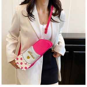 Détail du sac à bandoulière rose en forme de rouge à lèvres avec perles et broderie Sweet