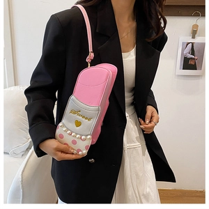 Détail du sac bandoulière en forme de talon haut rose avec broderie Sweet et perles