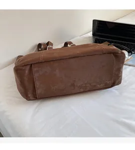 Detailansicht der großen braunen Vintage-Einkaufstasche mit seitlichen Schnallen