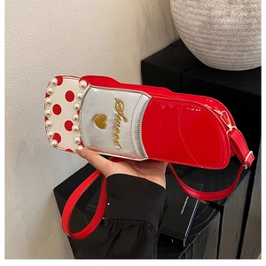 Détail d'un sac à bandoulière en forme de voiture rouge avec perles et broderie Sweet