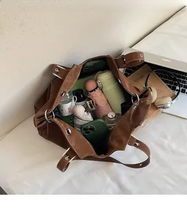 Innenansicht der großen Tote Bag mit Platz für Handy, Regenschirm und Kosmetikartikel