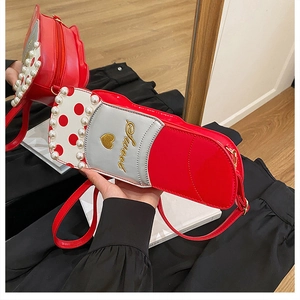 Sac bandoulière en forme de rouge à lèvres en cuir verni rouge avec perles et broderie