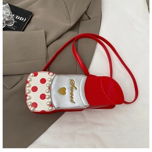 Détail du sac à main rouge à pois blancs avec perles et broderie Sweet sur une veste