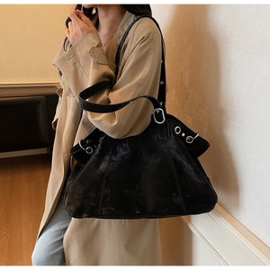 Details der schwarzen Vintage-Tragetasche mit Nieten und matter Lederstruktur für Damen