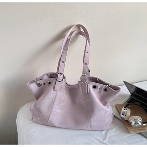 Detailansicht lila Shopper mit silbernen Ösen und hochwertiger Wildleder-Textur-Optik
